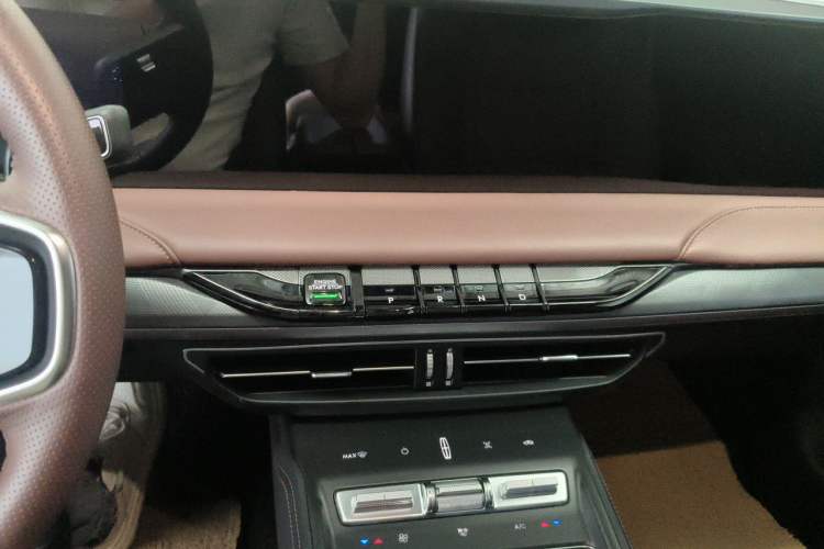 Used Lincoln Z 2024 2.0T Two-Wheel Drive Luxury Hybrid Version Audio And AC Panel