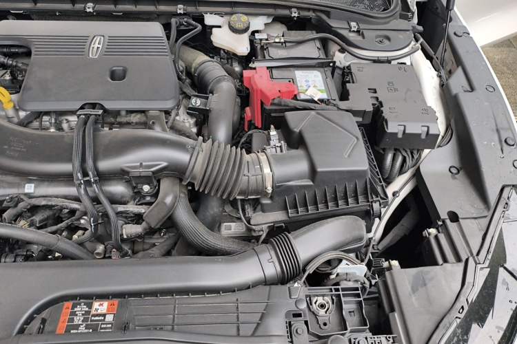 Used Lincoln Z 2024 2.0T Prestige Edition Engine Bay Left