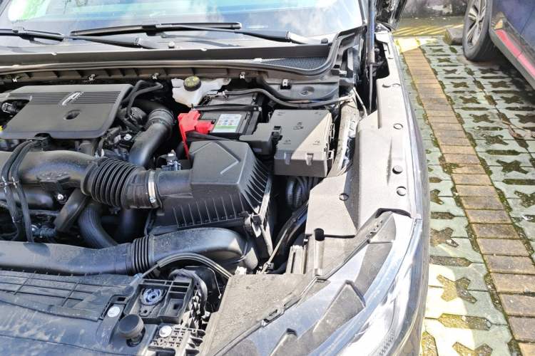 Used Lincoln Z 2025 2.0T Luxury Edition Engine Bay Left