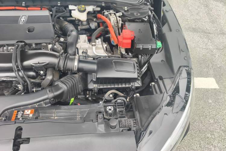 Used Lincoln Z 2025 2.0T Prestige Hybrid Edition Engine Bay Left