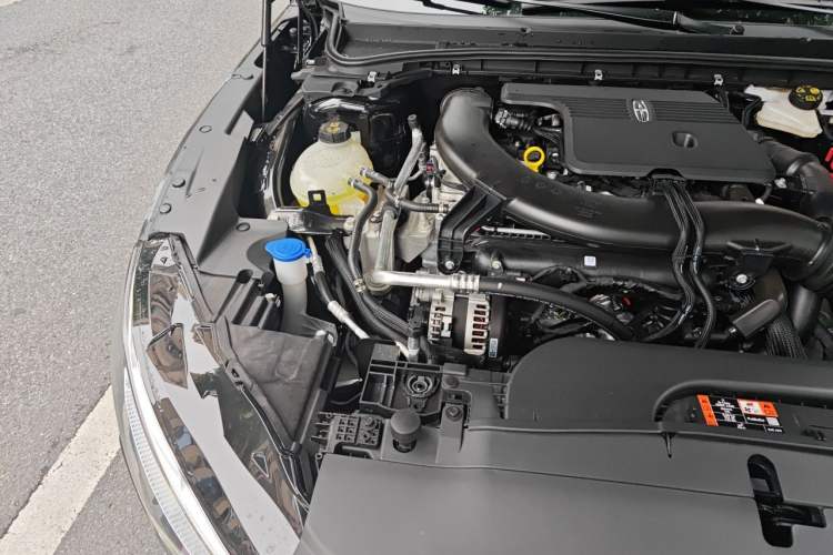 Used Lincoln Z 2025 2.0T Prestige Edition Engine Bay Right