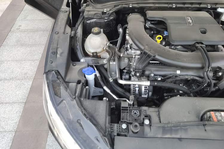 Used Lincoln Z 2025 2.0T Prestige Edition Engine Bay Right