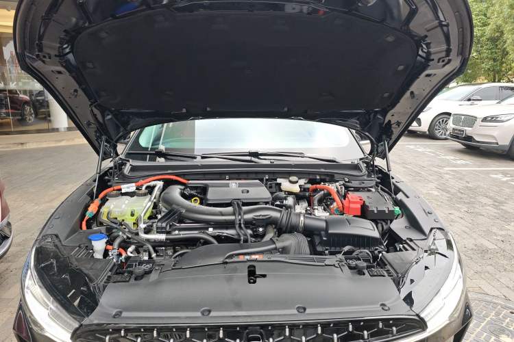 Used Lincoln Z 2025 2.0T Prestige Hybrid Edition Engine Bay
