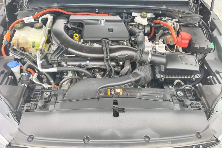 Used Lincoln Z 2025 2.0T Prestige Hybrid Edition Engine Bay