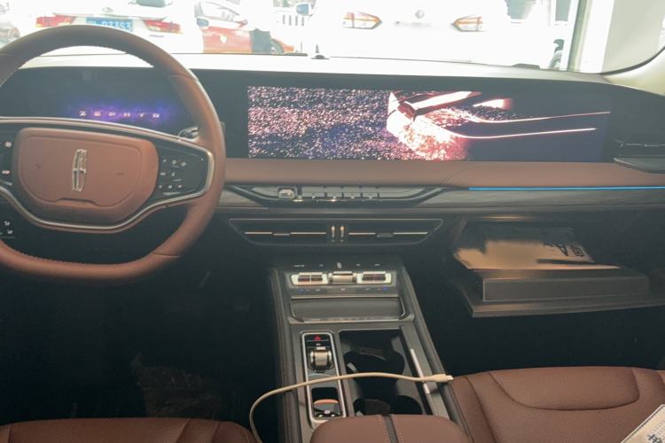 Used Lincoln Z 2025 2.0T Prestige Hybrid Edition Interior 3