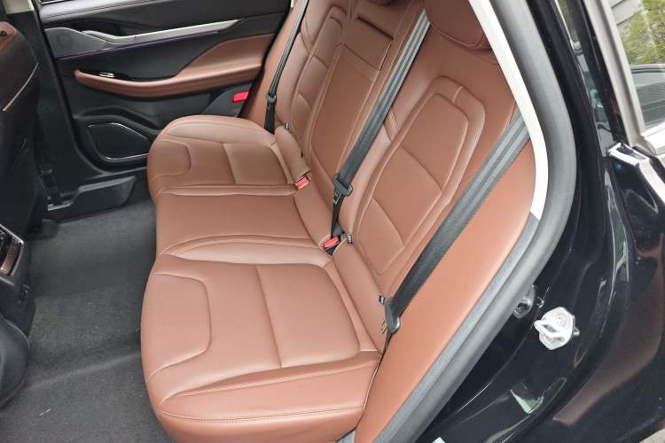 Used Lincoln Z 2025 2.0T Prestige Hybrid Edition Left Rear Seat