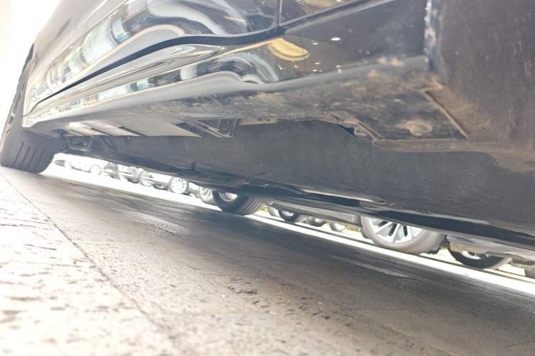 Used Lincoln Z 2025 2.0T Prestige Hybrid Edition Right Side Sill