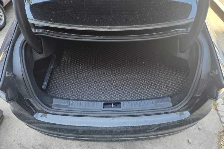 Used Lincoln Z 2025 2.0T Luxury Edition Trunk