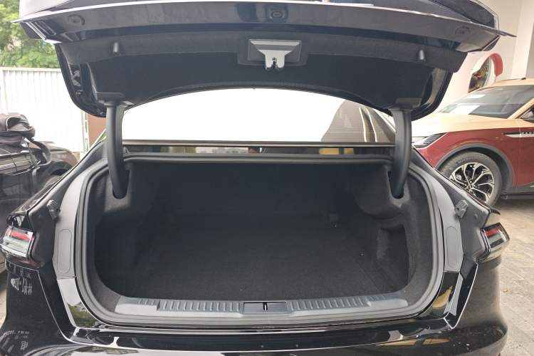 Used Lincoln Z 2025 2.0T Prestige Hybrid Edition Trunk