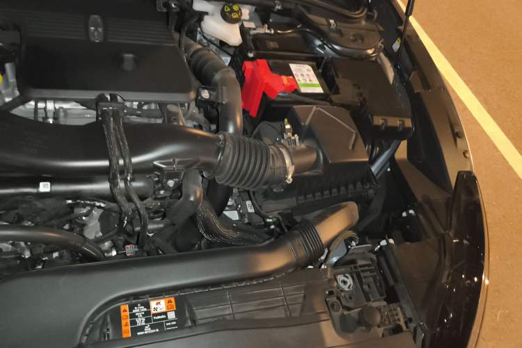 Used Lincoln Z 2025 2.0T Luxury Edition Engine Bay Left