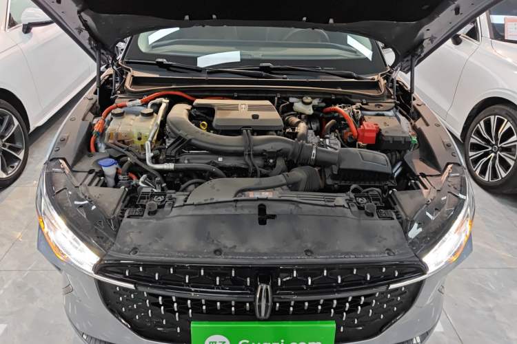 Used Lincoln Z 2025 2.0T Prestige Hybrid Edition Engine Bay