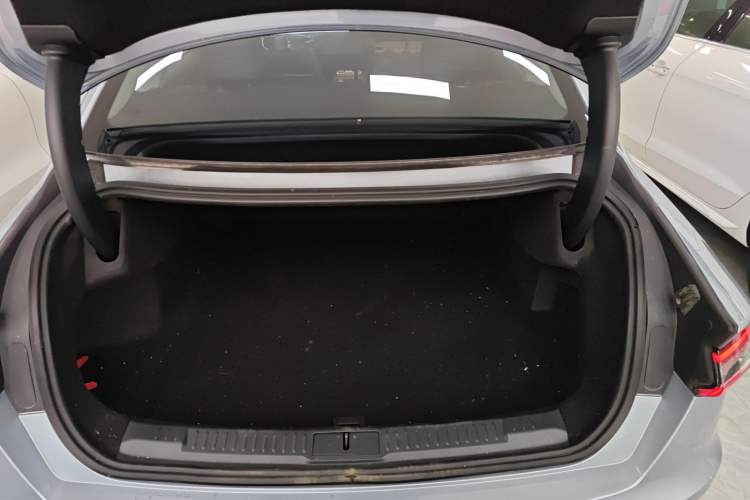 Used Lincoln Z 2025 2.0T Prestige Hybrid Edition Trunk