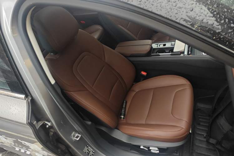 Used Lincoln Z 2025 2.0T Prestige Hybrid Edition Right Front Seat