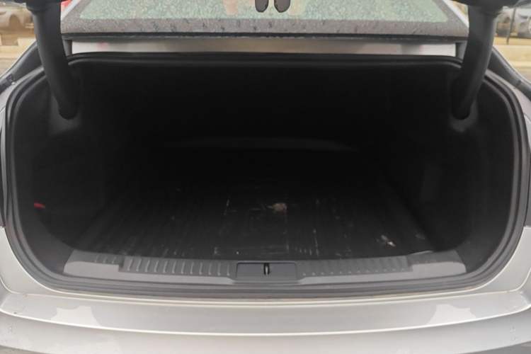 Used Lincoln Z 2025 2.0T Prestige Hybrid Edition Trunk