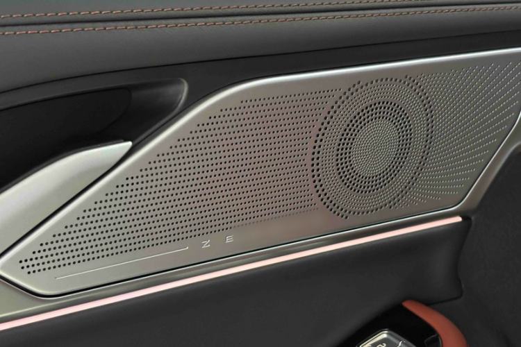 Used Lincoln Z 2025 2.0T Prestige Edition Audio And AC Panel