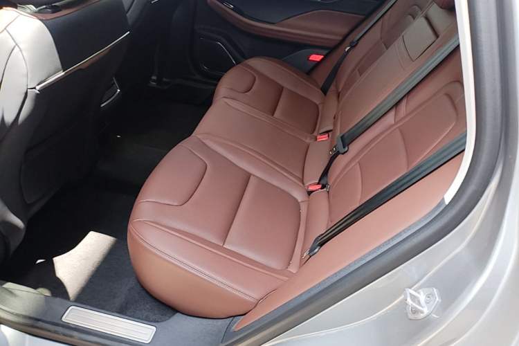 Used Lincoln Z 2025 2.0T Prestige Hybrid Edition Left Rear Seat
