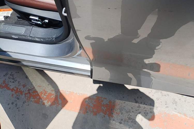 Used Lincoln Z 2025 2.0T Prestige Hybrid Edition Left Side Sill