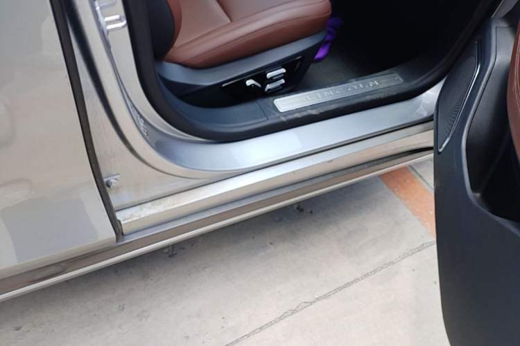 Used Lincoln Z 2025 2.0T Prestige Hybrid Edition Right Side Sill