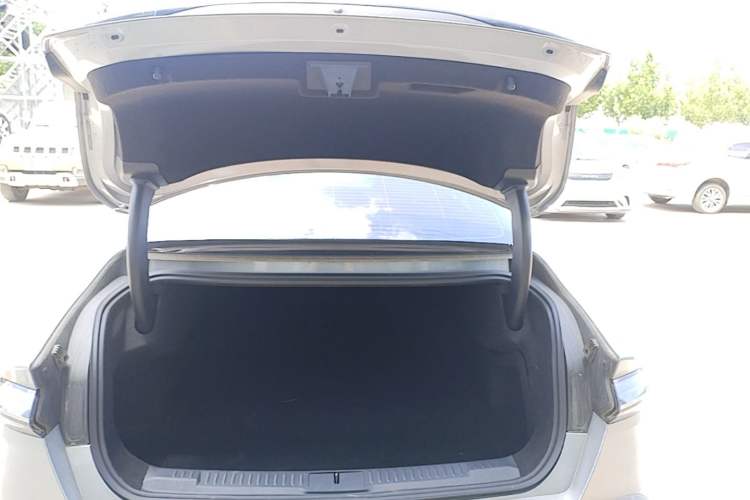 Used Lincoln Z 2025 2.0T Prestige Hybrid Edition Trunk