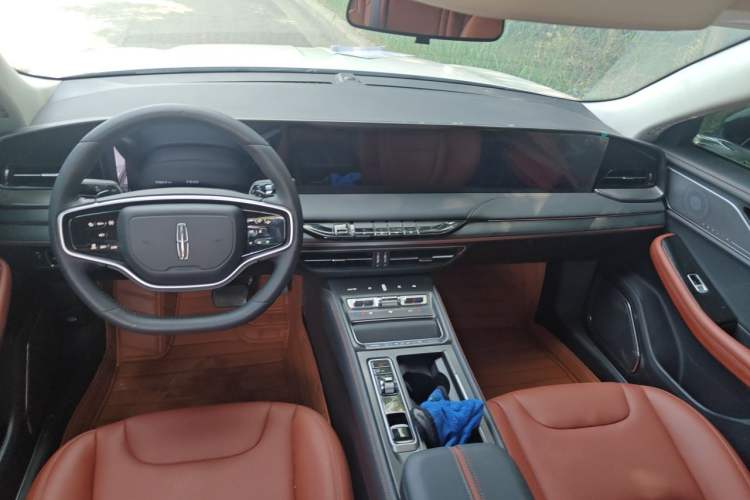 Used Lincoln Z 2025 2.0T Prestige Edition Center Console