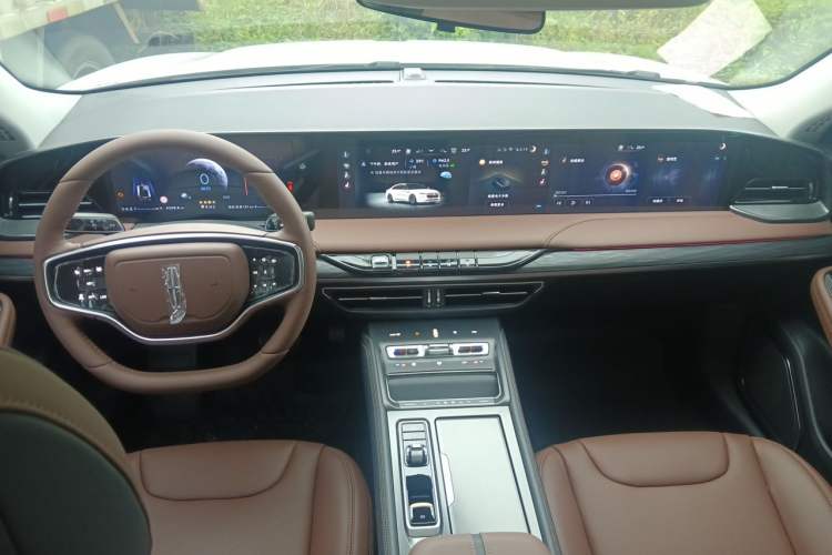 Used Lincoln Z 2025 2.0T Prestige Hybrid Edition Center Console