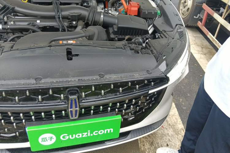 Used Lincoln Z 2025 2.0T Prestige Hybrid Edition Engine Bay Left