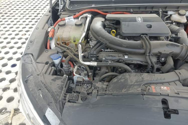 Used Lincoln Z 2025 2.0T Prestige Hybrid Edition Engine Bay Right