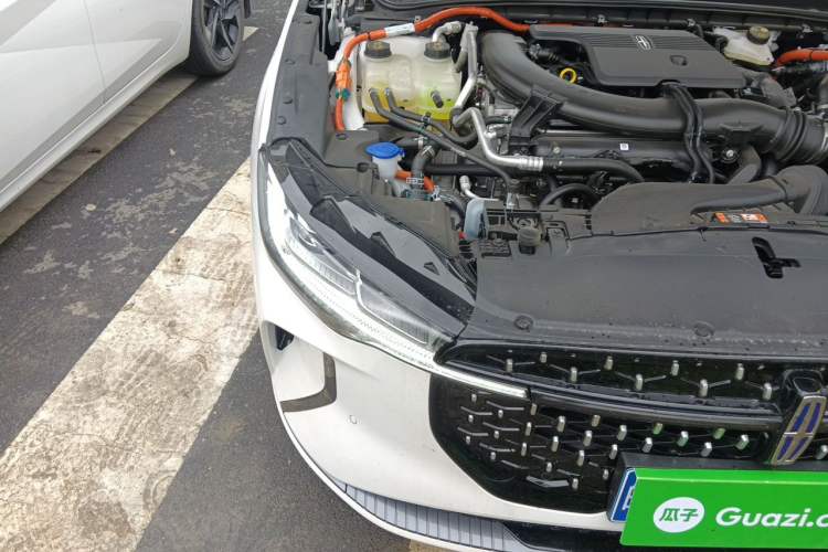 Used Lincoln Z 2025 2.0T Prestige Hybrid Edition Engine Bay Right