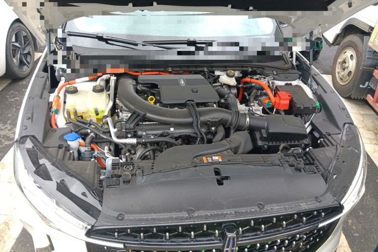 Used Lincoln Z 2025 2.0T Prestige Hybrid Edition Engine Bay