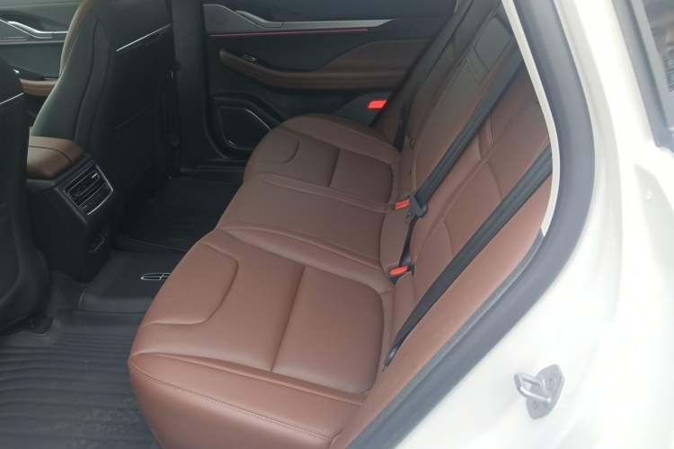 Used Lincoln Z 2025 2.0T Prestige Hybrid Edition Left Rear Seat