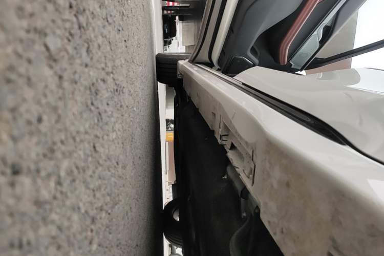 Used Lincoln Z 2025 2.0T Prestige Edition Left Side Sill