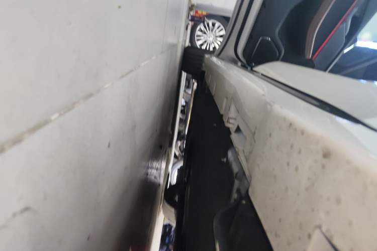 Used Lincoln Z 2025 2.0T Prestige Hybrid Edition Left Side Sill