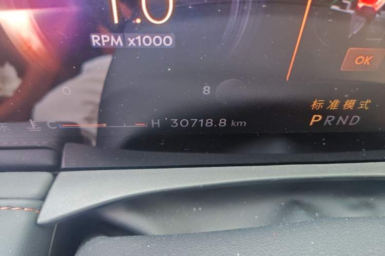 Used Lincoln Z 2025 2.0T Luxury Edition Odometer Close Up