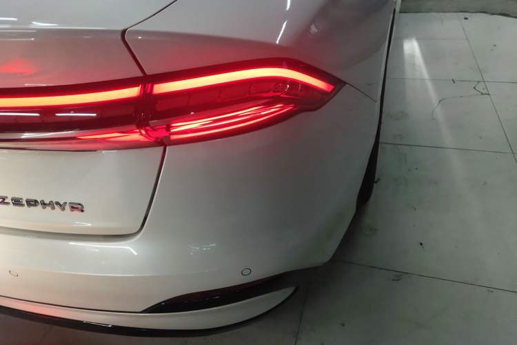 Used Lincoln Z 2025 2.0T Prestige Hybrid Edition Right Rear Taillight