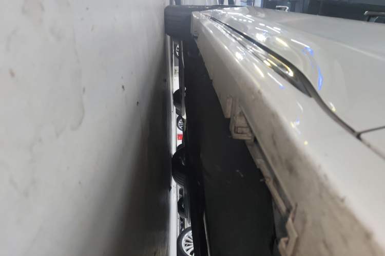 Used Lincoln Z 2025 2.0T Prestige Hybrid Edition Right Side Sill