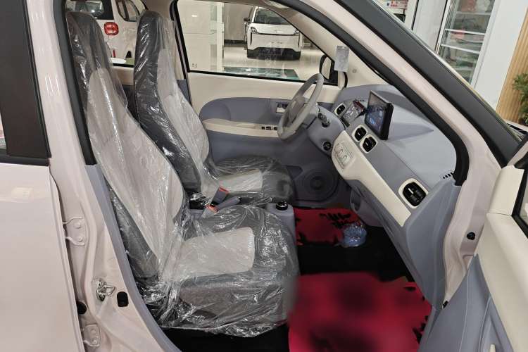 Used LINGBOX 2025 140km Lime Edition Interior 5