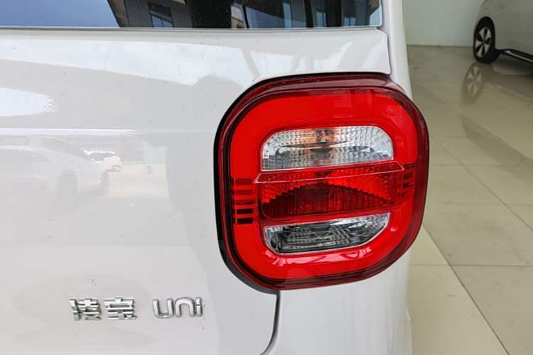 Used LINGBOX uni 2025 Mildly Sweet Version 11.52 kWh Right Rear Taillight