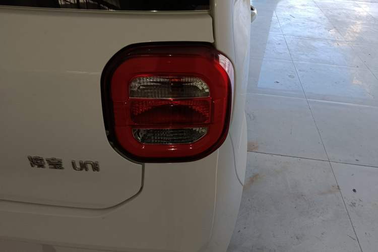 Used LINGBOX uni 2025 Mildly Sweet Version 11.52 kWh Right Rear Taillight