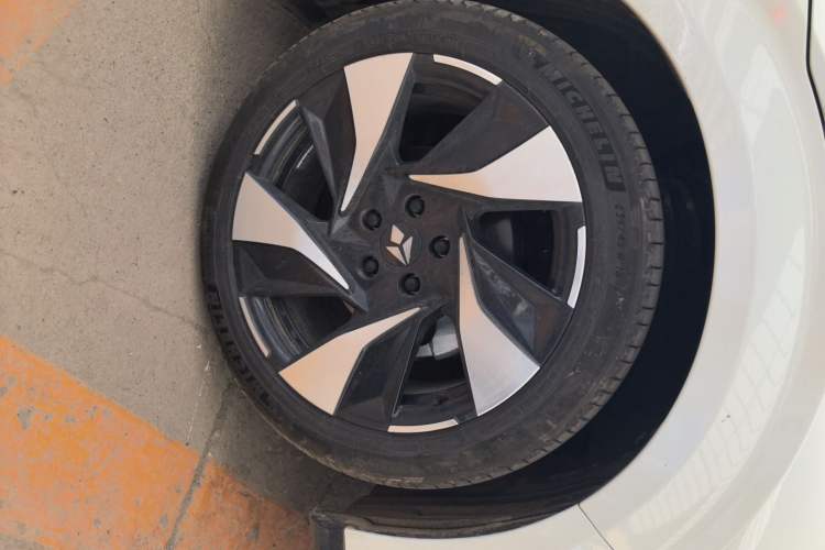 Used Lingxi L 2024 Player No. 1 Edition Right Front Wheel Hub