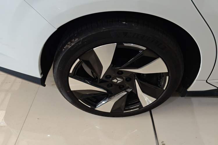 Used Lingxi L 2025 Model—Player No. 1 Plus Super Double-Up Optional Package Exterior 4