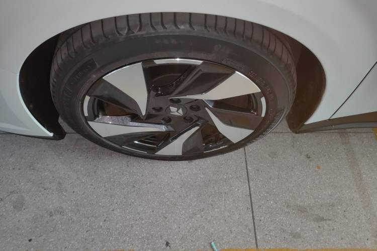 Used Lingxi L 2025 Model—Player No. 1 Plus Super Double-Up Optional Package Exterior 4