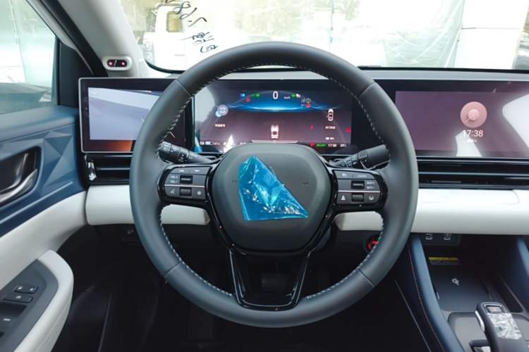 Used Lingxi L 2025 Model—Player No. 1 Plus Super Double-Up Optional Package Steering Wheel