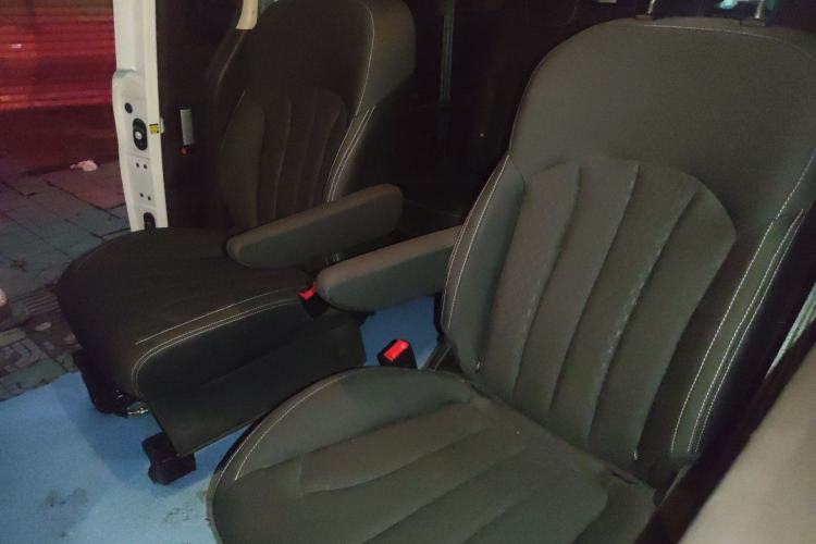 Used LinkTour E-M8 2025 320 km Range Luxury Version 7 Seats Left Rear Seat