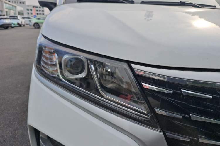 Used LinkTour E-M8 2025 401 km Prestige Version 7 Seats Right Front Headlight