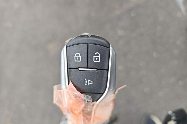Used LinkTour E-M8 2025 401 km Prestige Version 7 Seats Vehicle Key