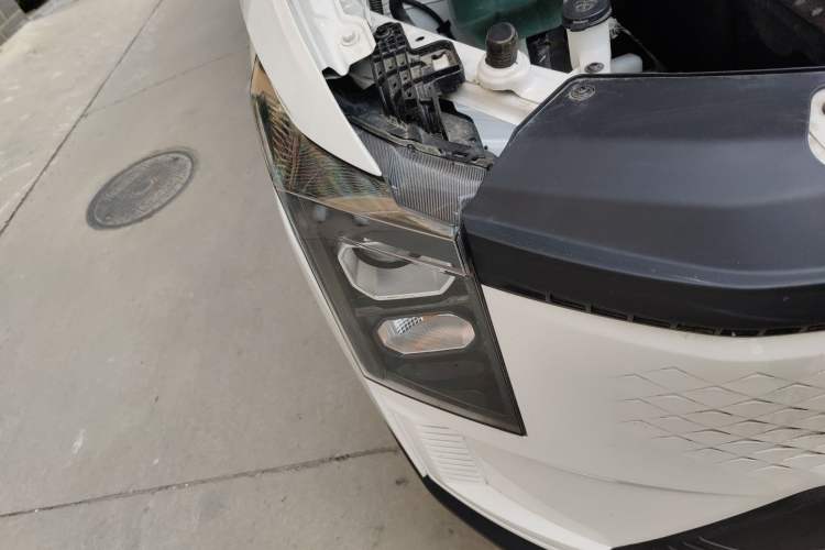 Used Linxys Huangjincang 2025 PULS Cargo Edition Deluxe First-Class Cabin Right Front Headlight