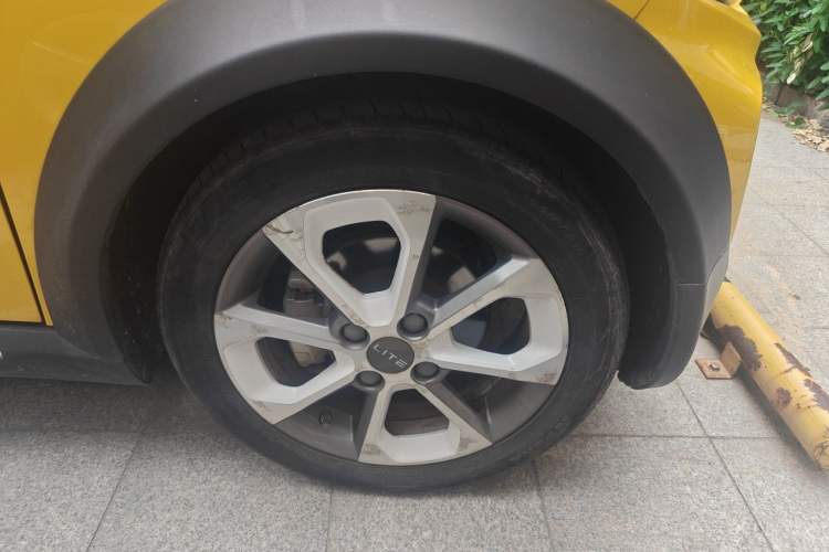 Used LITE 2017 Gravity Edition Right Front Wheel Hub