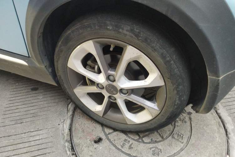 Used LITE 2019 R300 Gravity Edition Right Front Wheel Hub