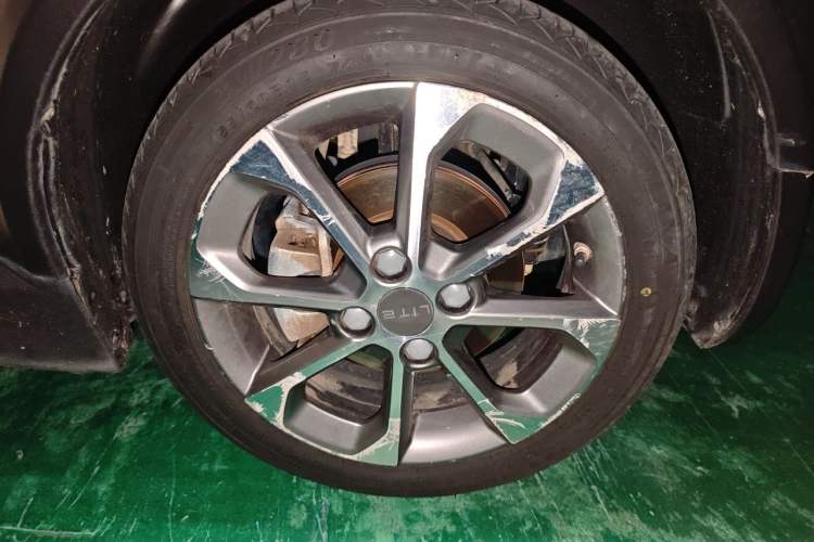 Used LITE 2019 R300 Force Edition Right Front Wheel Hub