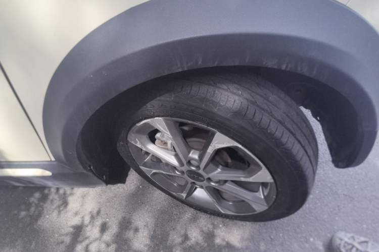 Used LITE 2019 R300 Force Edition Right Front Wheel Hub